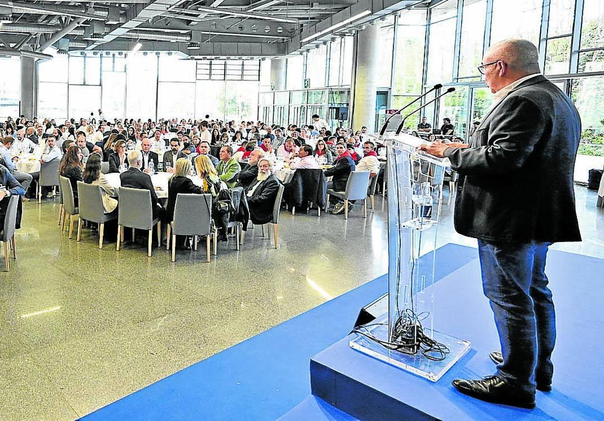 El presidente de Uniport, Jaber Bringas, se dirige a los asistentes a la jornada celebrada ayer en el Palacio Euskalduna de Bilbao.