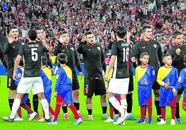 Los jugadores del Athletic y del AZ se saludan en los prolegómenos del encuentro que disputaron el jueves en San Mamés.