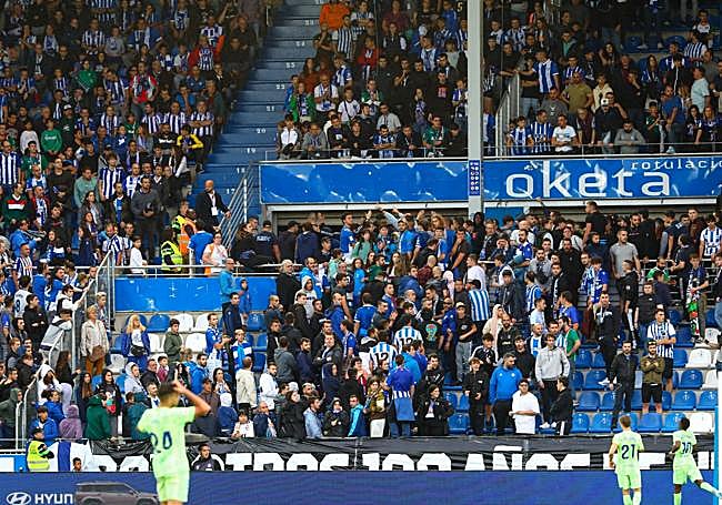 Aficionados abandonan antes de tiempo el partido.