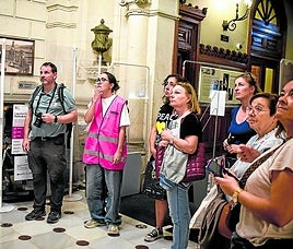Un grupo de personas visita la biblioteca Bidebarrieta durante el festival Open House.