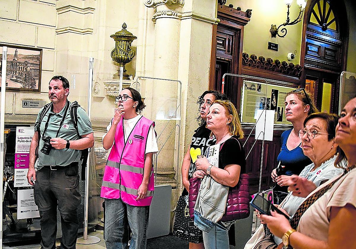 Un grupo de personas visita la biblioteca Bidebarrieta durante el festival Open House.