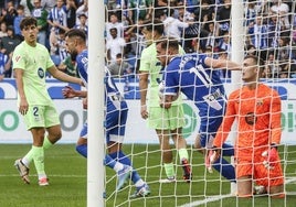 Toni Martínez saca el balón de la red tras marcar el gol que posteriormente anuló el VAR.