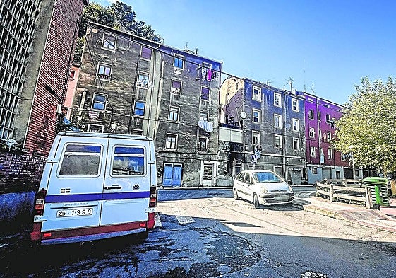 Vigilancia constante. Ertzaintza y Policía Municipal vigilan el barrio las 24 horas tras el tiroteo.