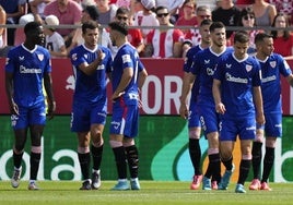 Los jugadores del Athletic en Montilivi.