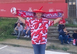 Joaquín Molina ante el estadio de Montilivi.