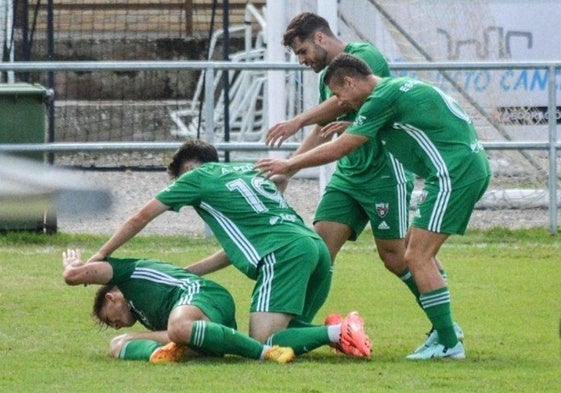 Los jugadores del Arenas celebran uno de los goles que marcaron al Barbastro.