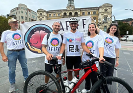 Fabio Mariuzzo, en el centro, con el investigador Joaquín Castilla y Sara González, vicepresidenta de la Fundación Española de Enfermedades Priónicas.