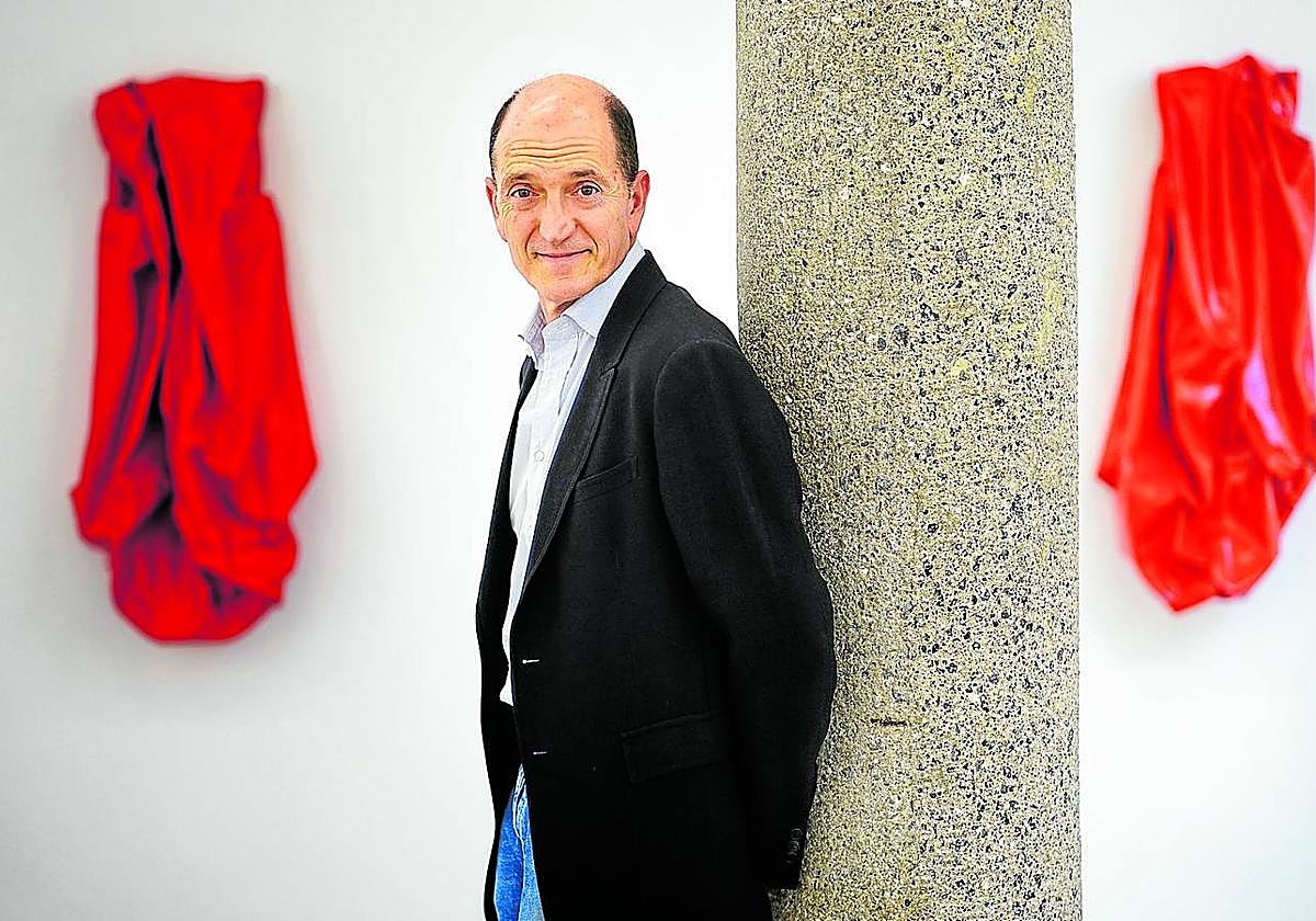 Ignacio Carreras, junto a una obra de Ángela de la Cruz, artista con la que su galería abre temporada.