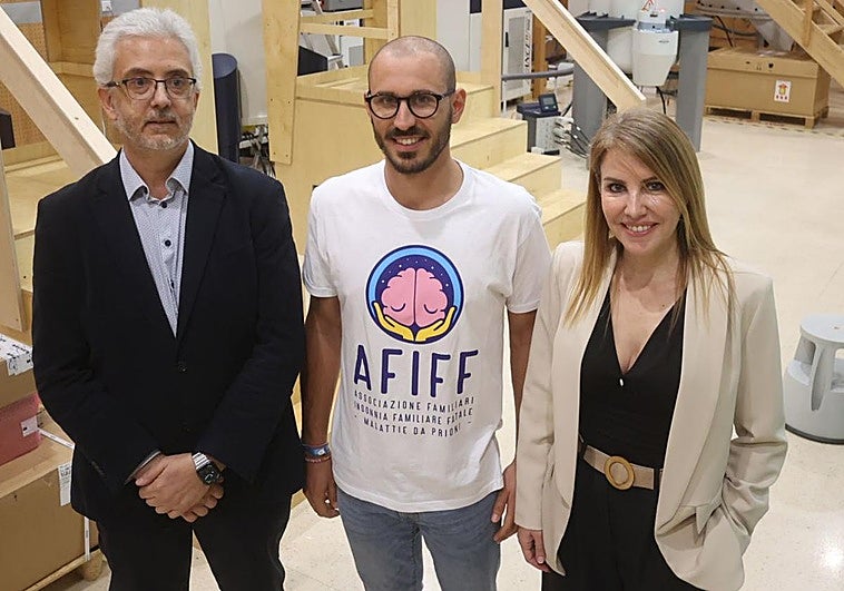 Fabio Mariuzzo, en el centro, con el investigador Joaquín Castilla y Sara González, vicepresidenta de la Fundación Española de Enfermedades Priónicas.