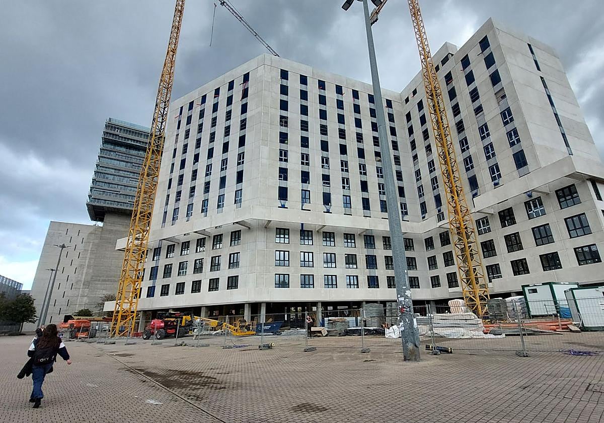El edificio todavía en obras está situado en una explanada entre la estación de metro de Ansio y el BEC.