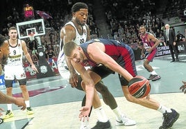 Rogkavopoulos trata de controlar la pelota en el duelo europeo contra el Partizan.