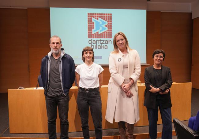 Los comisarios Isaak Erdoiza y Ángela Millano, Aitziber Atorrasagasti y Beatriz Herráez.