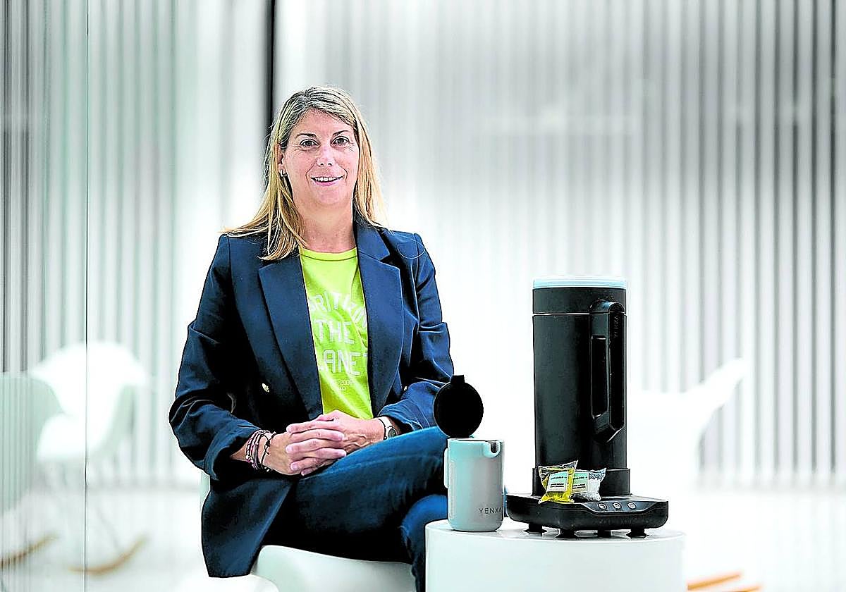 Ana Martínez, cofundadora de Almotech, posa junto a Yenxa, el electrodoméstico que elabora jabón a partir de aceite usado.