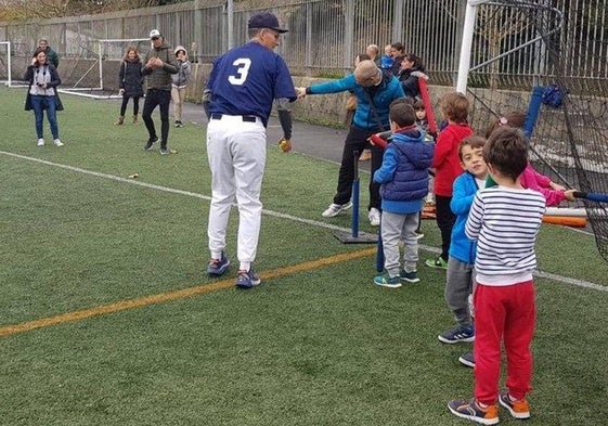 Encuentro de béisbol en Fadura, dentro del programa municipal de deporte escolar 'Multikirolak' de Getxo.