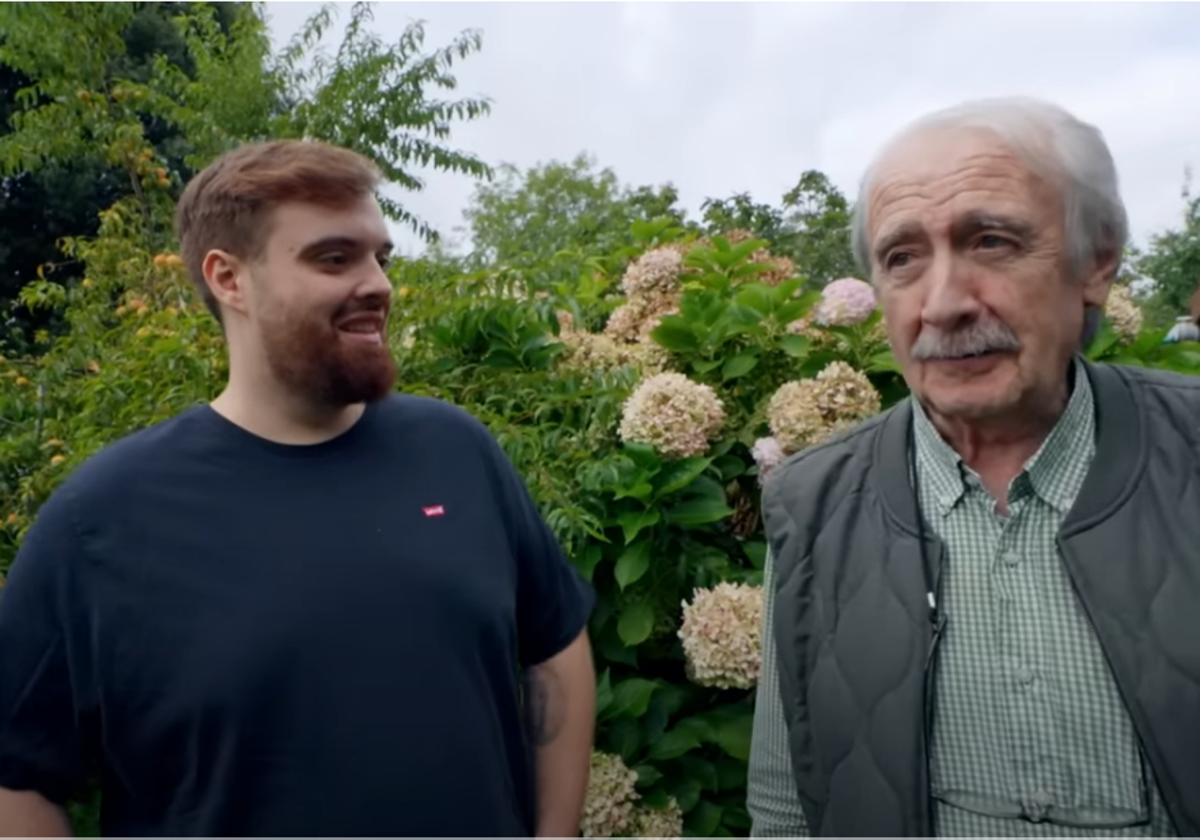 Ibai Llanos junto a su abuelo en Nabarniz.