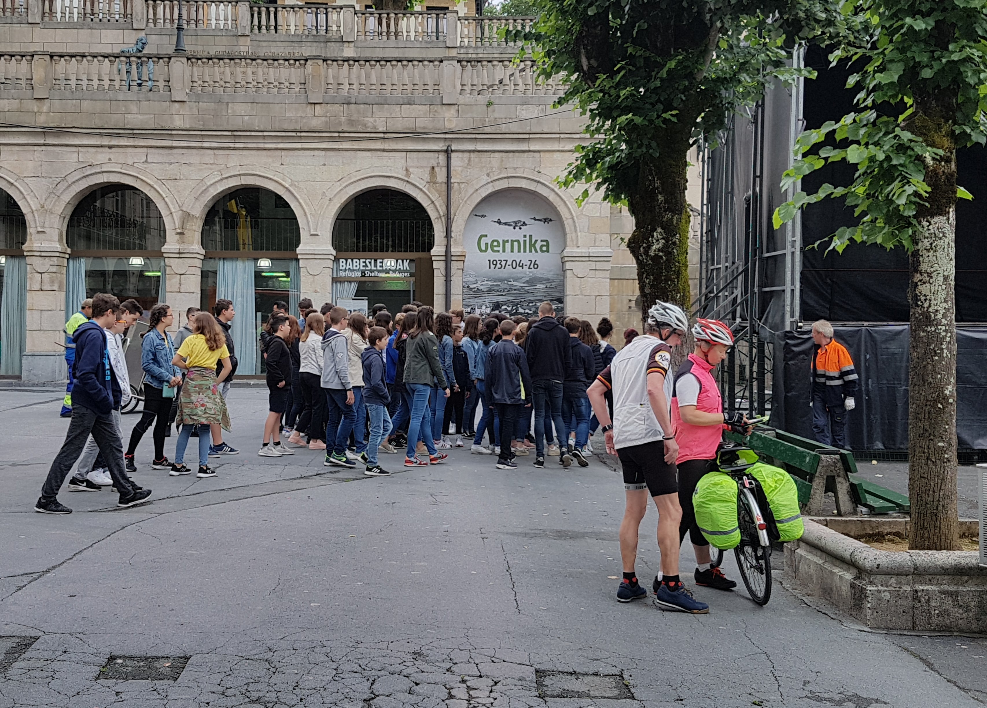 Un grupo de estudiantes y turistas se disponen a visitar el refugio antiaéreo del Pasealeku de Gernika.