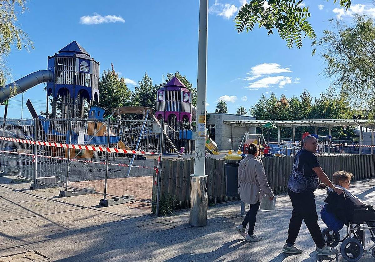 El Consistorio ha cerrado el parque infantil después de que vecinos alertaran de la presencia de una decena de ratas a plena luz del día.