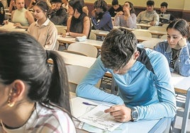 Estudiantes se enfrentan a un examen de la Selectividad, en junio de este año, en la Escuela de Ingeniería de Bilbao.