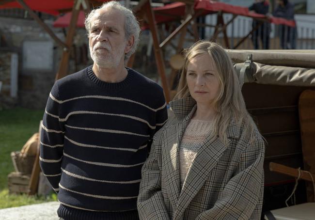Willy Toledo y Pilar Castro en la serie.