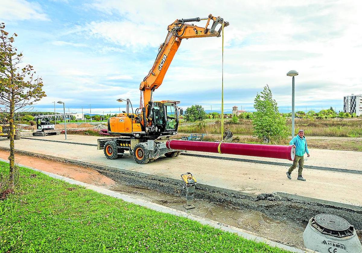 Trabajos en curso de renovación de tuberías en la salida de Vitoria por Salburua, junto a la rotonda que conecta la Avenida de Bruselas con la N-104.