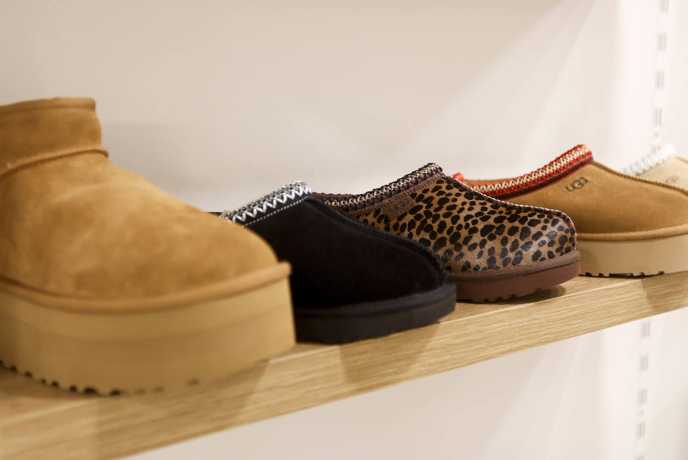 Asier, el joven de 22 años que ha abierto una tienda de zapatillas exclusivas en Bilbao