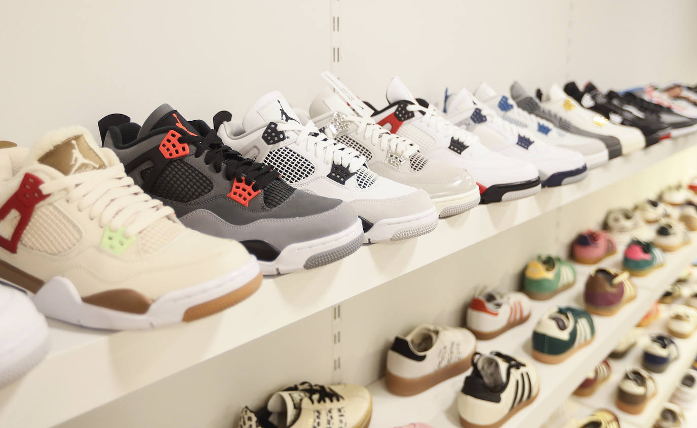 Asier, el joven de 22 años que ha abierto una tienda de zapatillas exclusivas en Bilbao