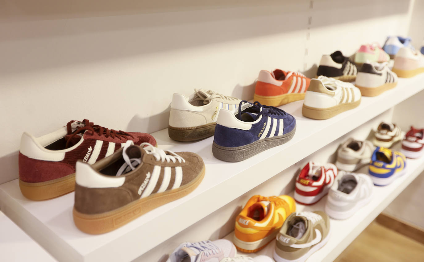 Asier, el joven de 22 años que ha abierto una tienda de zapatillas exclusivas en Bilbao