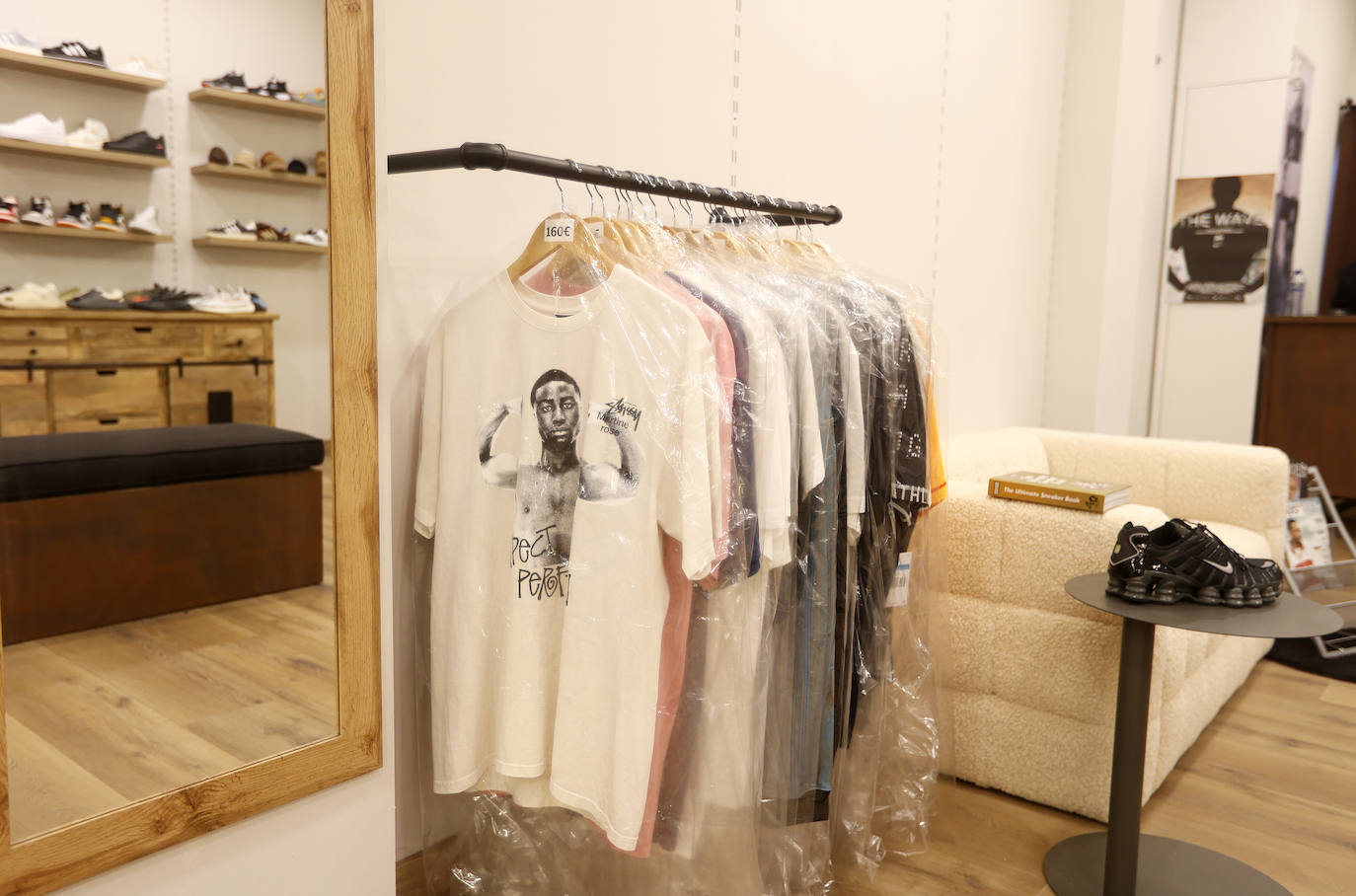 Asier, el joven de 22 años que ha abierto una tienda de zapatillas exclusivas en Bilbao