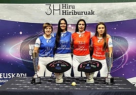 Las parejas Arraiza-Gaminde y Zabaleta-Mendizabal, junto a las txapelas que buscan colocarse.