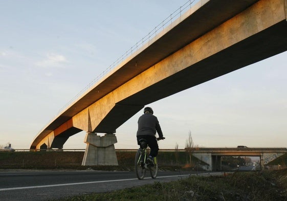 Viaducto del TAV a la altura del municipio alavés de Durana.