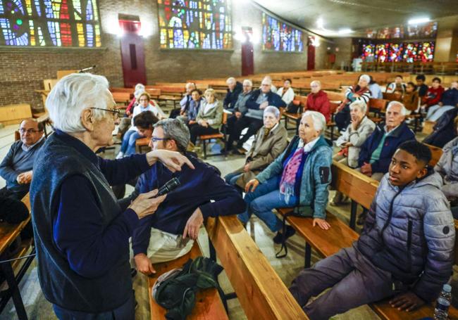 El arquitecto Miguel Ángel Lazpita explica al barrio el diseño de la parroquia.