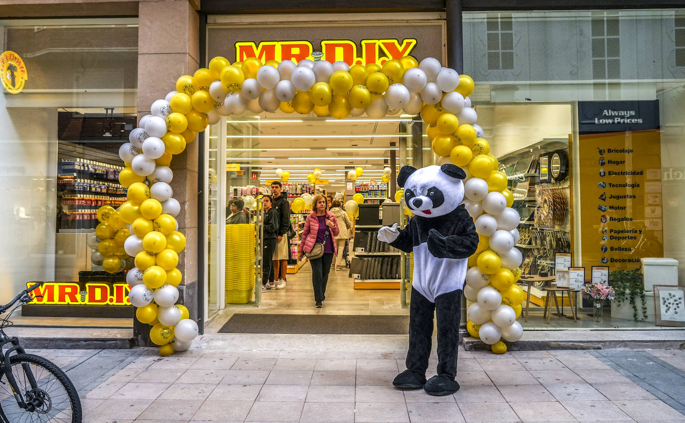 La cadena malaya Mr. DIY acaba de abrir en la calle Fueros.