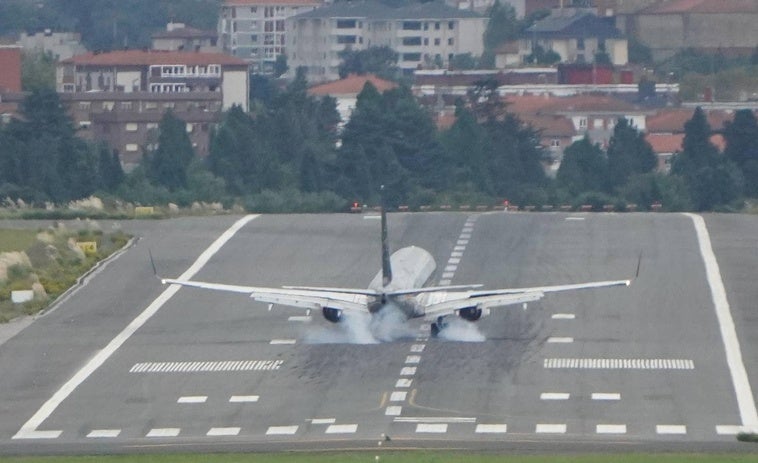 Mañana de aterrizajes complicados en el aeropuerto de Loiu