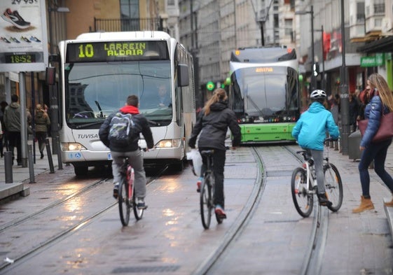 Vitoria se abre a la posibilidad de dejar subir bicis a los autobuses