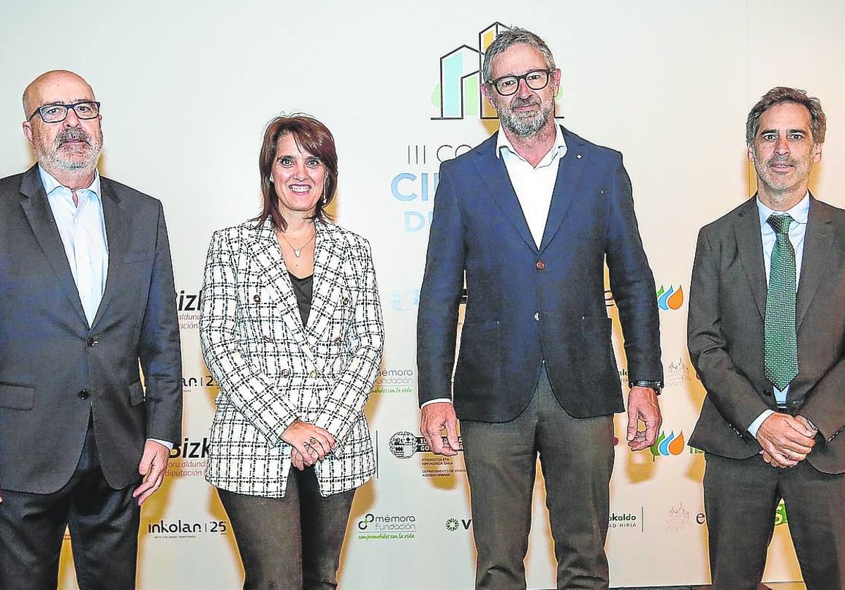 El director de EL CORREO, José Miguel Santamaría; Sonia Araujo, directora de Innovación, Sostenibilidad y Transformación Digital de Renfe; Aitor Etxebarria, director de Desarrollo Territorial de la Diputación; y Eduardo Lobato, Delegado Comercial de la Zona Norte de Iberdrola.