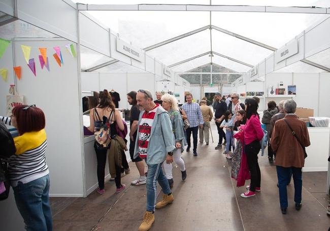 Habrá de nuevo varios stands en los que se podrán adquirir discos, libros y otros objetos.