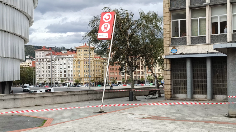 Una fuerte racha de viento derriba la señal del tren de Cercanías en San Mamés