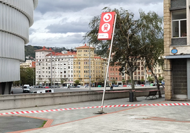 Una fuerte racha de viento derriba la señal del tren de Cercanías en San Mamés