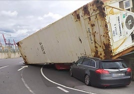 Los destrozos de 'Kirk' en el Puerto de Bilbao: un container aplasta dos coches azotado por el viento
