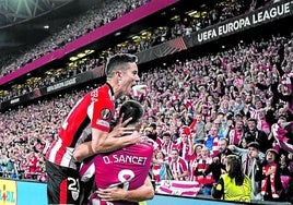 Herrera celebra con Sancet el gol del navarro frente al AZ Alkmaar.