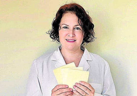 Natalia Andrea Romero, fundadora de Giideba, muestra varios de los apósitos desarrollados por la 'startup'.