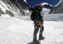 Txikon, en el Everest en 2020 con el Lotse al fondo.