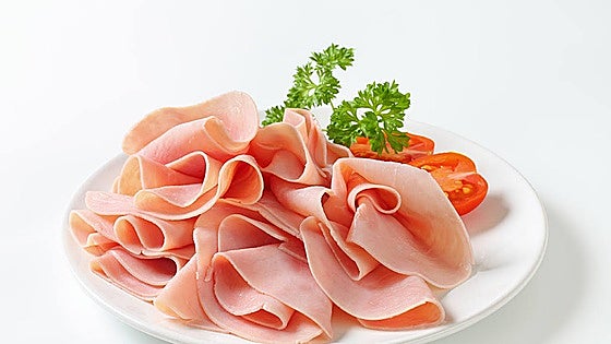 Esta es la empresa que está detrás del jamón cocido de marca blanca de Eroski que triunfa en sus supermercados