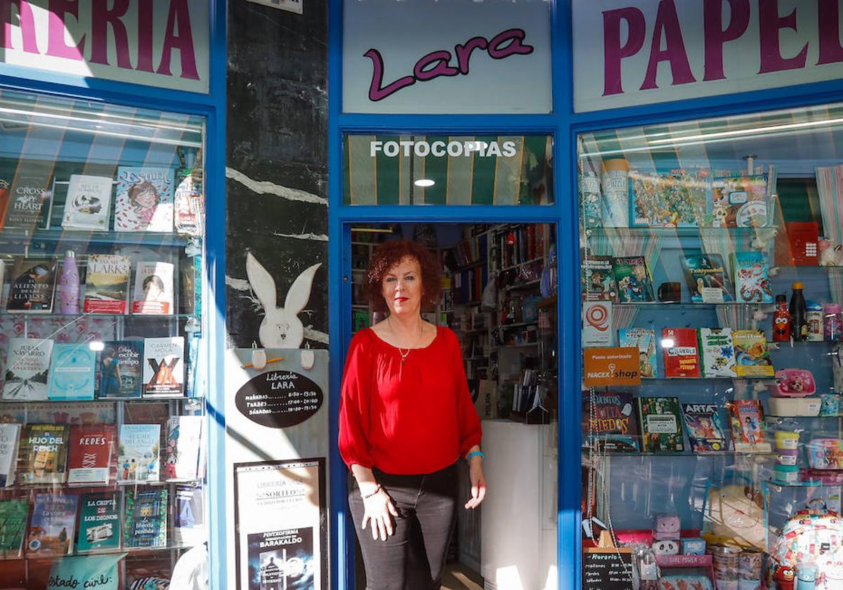 La librería de Barakaldo que organiza 'pintxofirmas'. En la imagen, Begoña posa en la puerta de su negocio.