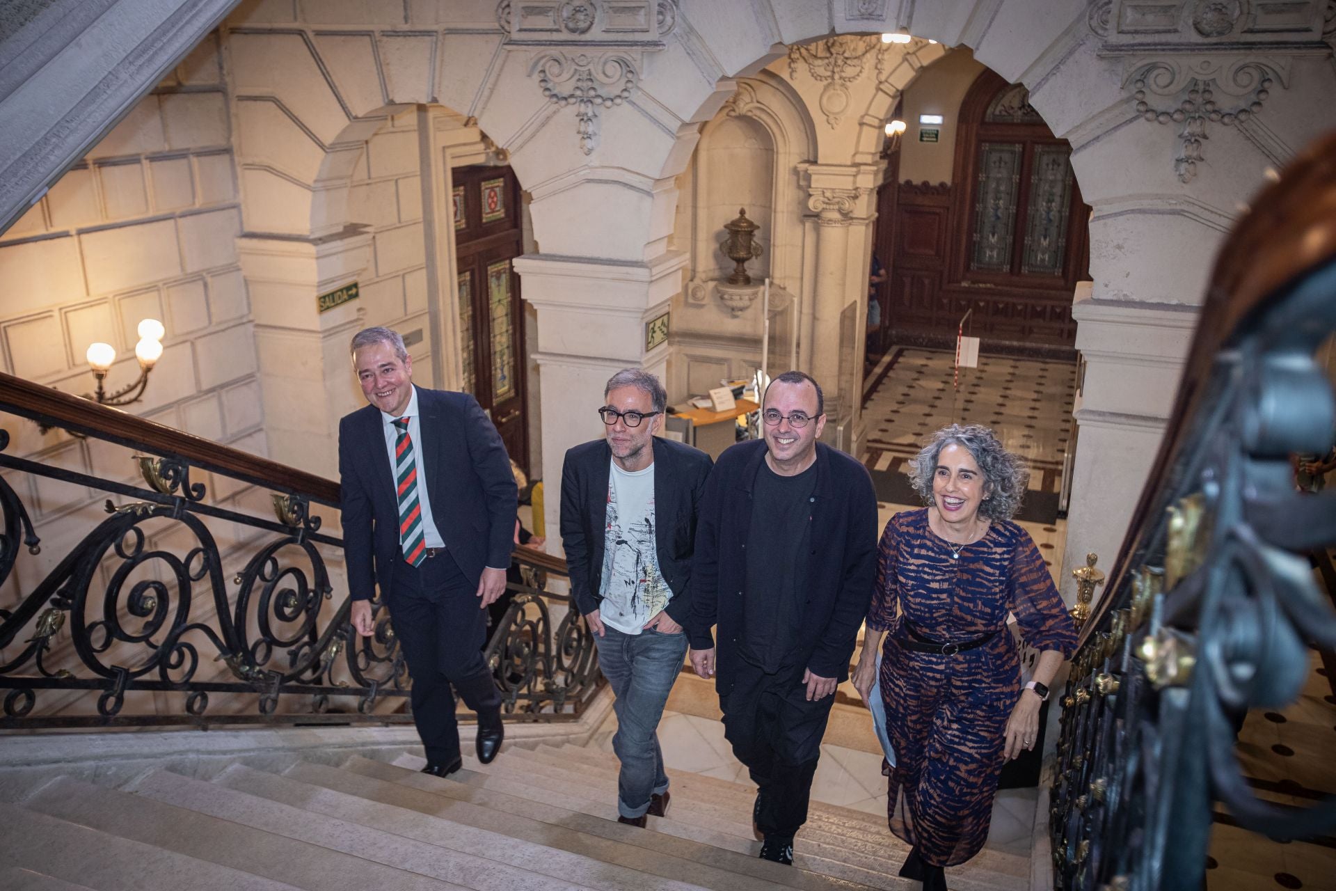 En el centro, Harkaitz Cano y Jon Gerediaga, acompañados de la consejera Ibone Bengoetxea y el viceconsejero Andoni Iturbe.