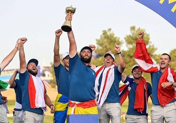 Jon Rahm levanta al cielo la Ryder que Europa consiguió hace un año en Roma.