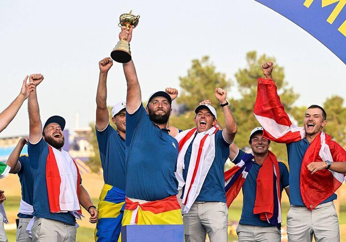 Jon Rahm levanta al cielo la Ryder que Europa consiguió hace un año en Roma.