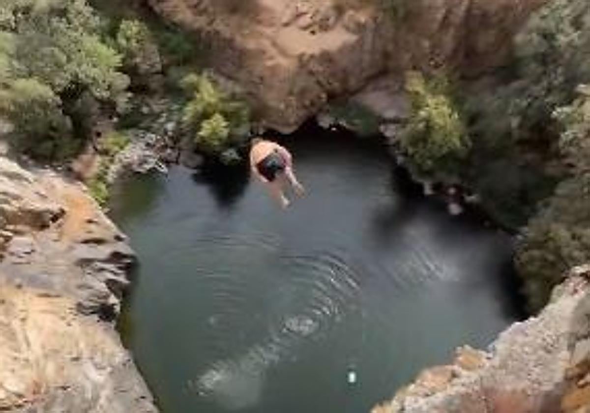 Rompen el récord mundial de 'salto de la muerte' en España desde un acantilado de 44 metros