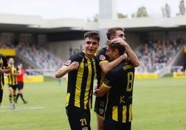 Julen Huidobro, Kepa Uriarte y Pablo Santiago celebran un gol del Barakaldo.
