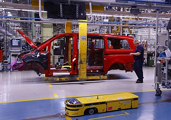 Trabajadores de Mercedes, en la planta de Monta Final